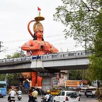 nova delhi, índia - 21 de junho de 2022 - grande estátua de lord hanuman perto da ponte do metrô de delhi situada perto de karol bagh, delhi, índia, lord hanuman grande estátua tocando o céu foto