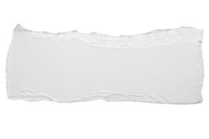tiras de bordas rasgadas de papel branco rasgadas isoladas no fundo branco foto