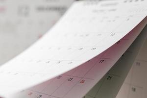 Resumo desfoque a página do calendário virando a folha close-up plano de programação de negócios planejamento reunião conceito foto