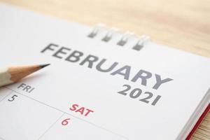 mês de fevereiro na página do calendário de 2021 com conceito de reunião de compromisso de planejamento de negócios de lápis foto