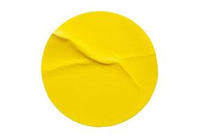 etiqueta de etiqueta de papel redondo amarelo isolado no fundo branco foto
