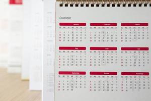 fechar as datas da página do calendário e o conceito de reunião de compromisso de planejamento de negócios de plano de fundo do mês foto