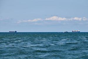 navios de carga de contêineres cargueiros à distância, logística de importação e exportação, navios de carga no mar azul foto