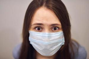 mulher assustada com máscara médica, close-up. foto
