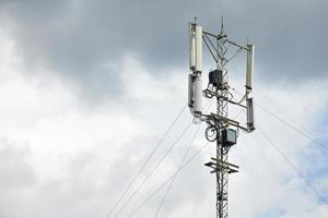 torre de sinal celular de comunicação. Estação base de sinal de telefone 3g, 4g, 5g. torre repetidora de antena urbana. aviso de tempestade. foto