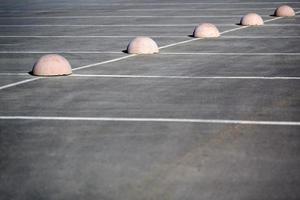 hemisférios de estacionamento. limitador de estacionamento de concreto. proteção contra estacionamento. elementos para restringir o acesso à zona de estacionamento e controlar a circulação de veículos foto