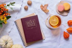 bíblia sagrada e vista superior de decoração aconchegante de outono. conceito de queda de estudo bíblico foto