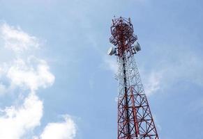 antena de telecomunicações para rádio, televisão e telefone com nuvem e céu azul foto