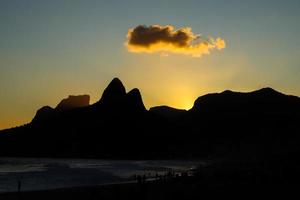 rio de janeiro, rj, brasil, 2022 - ipanema ao pôr do sol, pessoas andando na praia em silhueta foto