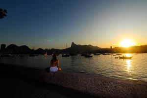 rio de janeiro, rj, brasil, 2022 - pôr do sol no bairro da urca, bairro tradicional do rio de janeiro - garota em silhueta foto