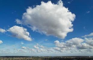 linda vista de alto ângulo de nuvens e céu sobre a inglaterra foto