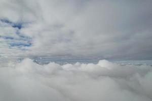 lindo céu com nuvens dramáticas imagens de alto ângulo do drone sobre a cidade da inglaterra, reino unido foto