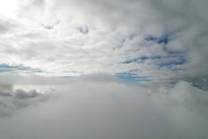 lindo céu com nuvens dramáticas imagens de alto ângulo do drone sobre a cidade da inglaterra, reino unido foto