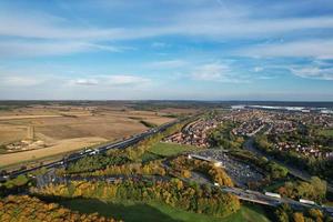 vista aérea de estradas britânicas e tráfego em um dia ensolarado foto