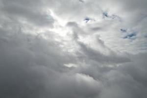 lindo céu com nuvens dramáticas imagens de alto ângulo do drone sobre a cidade da inglaterra, reino unido foto