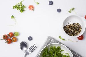 legumes e frutas de frescura saudável em fundo branco, conceito de alimentação saudável foto