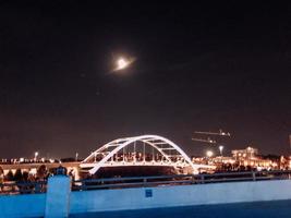 luz do centro à noite foto