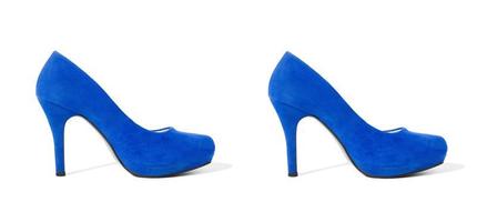 closeup de sapatos de salto alto na moda isolados no fundo branco. sapato de mulher de cor azul no chão. conceito de compras e moda. copie o espaço. foco seletivo foto