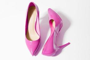 sapatos de couro envernizado de mulheres rosa closeup isolados no fundo branco. tipo de sapato estilete. moda de verão e conceito de compras. acessório de guarda-roupa feminino de festa de luxo e glamour. foco seletivo foto
