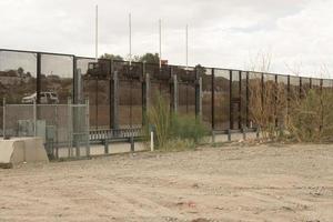 el paso, texas, eua 29 de setembro de 2022 muro de fronteira ao longo da fronteira dos eua méxico perto do centro de el paso foto