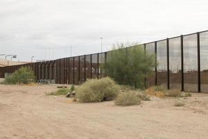 el paso, texas, eua 29 de setembro de 2022 muro de fronteira ao longo da fronteira dos eua méxico perto do centro de el paso foto