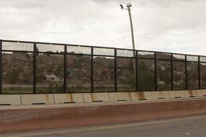 el paso, texas, eua 29 de setembro de 2022 muro de fronteira ao longo da fronteira dos eua méxico perto do centro de el paso foto