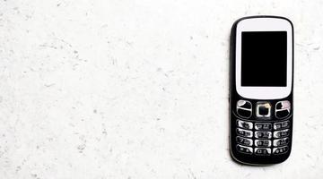 celular gsm preto antigo, com teclado de botão. foto