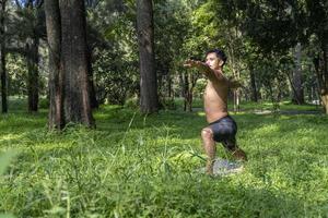 homem mexicano fazendo ioga e alongamento na floresta, méxico foto