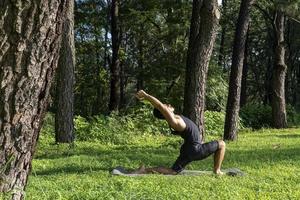 jovem, fazendo yoga ou reiki, na floresta vegetação muito verde, no méxico, guadalajara, bosque colomos, hispânico, foto