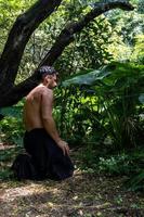 jovem, fazendo yoga ou reiki, na floresta vegetação muito verde, no méxico, guadalajara, bosque colomos, hispânico, foto