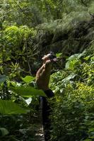 estilo de vida homem ioga exercício e pose para uma vida saudável. jovem ou pessoas posam equilíbrio corpo vital zen meditação para treino foto