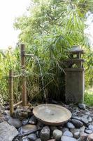pequena fonte asiática com bambu, pedras do rio e água caindo, no méxico