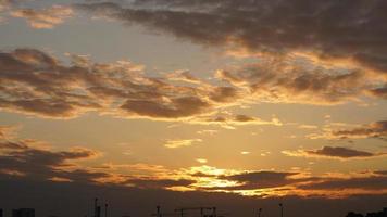 a bela vista do pôr do sol com as nuvens coloridas e o céu da cidade foto