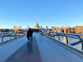 londres em fevereiro de 2022 st pauls do outro lado da ponte do milênio foto