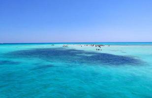 ilha branca no mar vermelho em agosto de 2021 no egito foto