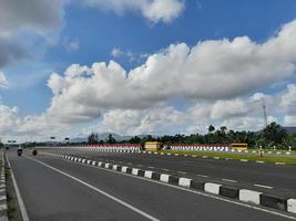 rodovia com fundo de céu azul com poucas nuvens foto