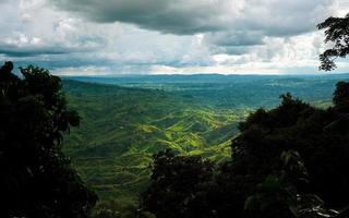 montanhas além do horizonte com nuvens dançantes foto