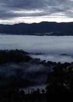 montanhas além do horizonte com nuvens dançantes foto