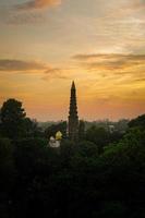 templo hindu histórico e o céu noturno foto