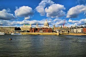 uma vista do rio Tamisa em londres em um dia ensolarado foto