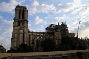 uma vista panorâmica de paris no sol de verão foto