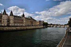 uma vista panorâmica de paris no sol de verão foto