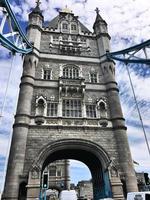 uma vista da ponte da torre em londres foto