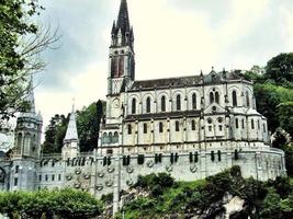 uma vista de lourdes na frança foto