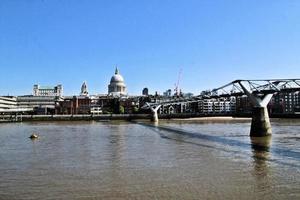 uma vista do rio Tamisa em londres em um dia ensolarado foto