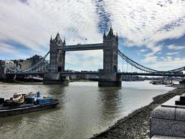 uma vista da ponte da torre em londres foto