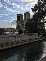 uma vista panorâmica de paris no verão foto