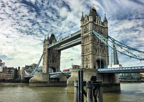 uma vista da ponte da torre em londres foto