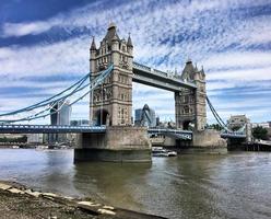 uma vista da ponte da torre em londres foto