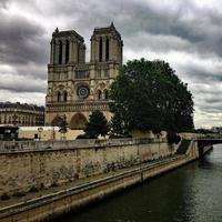 uma vista panorâmica de paris no verão foto